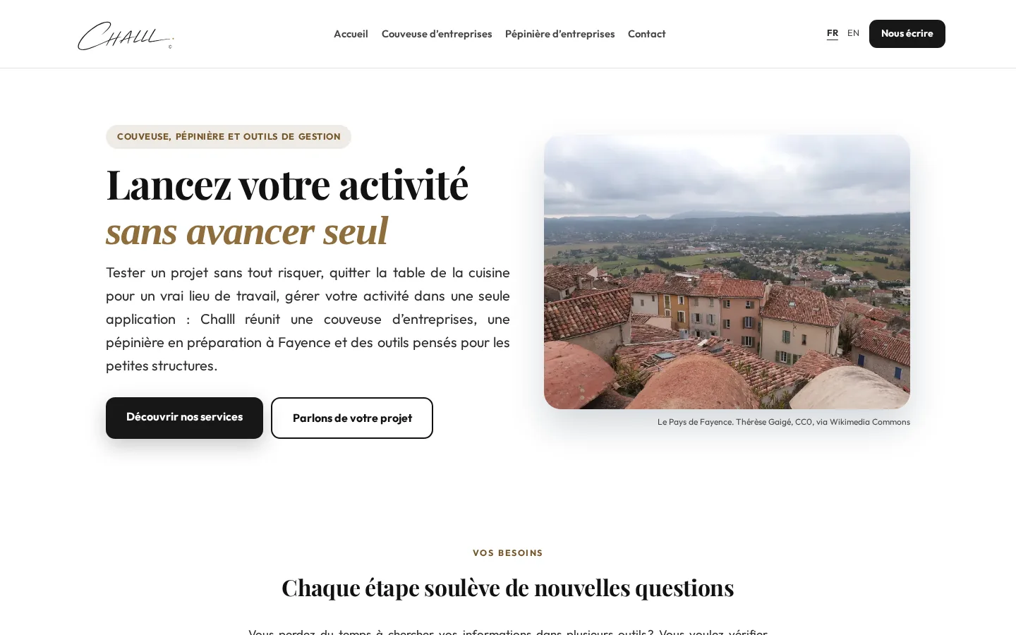 Page d'accueil de challl.com sur ordinateur : titre « Lancez votre activité sans avancer seul », photo des toits du Pays de Fayence.