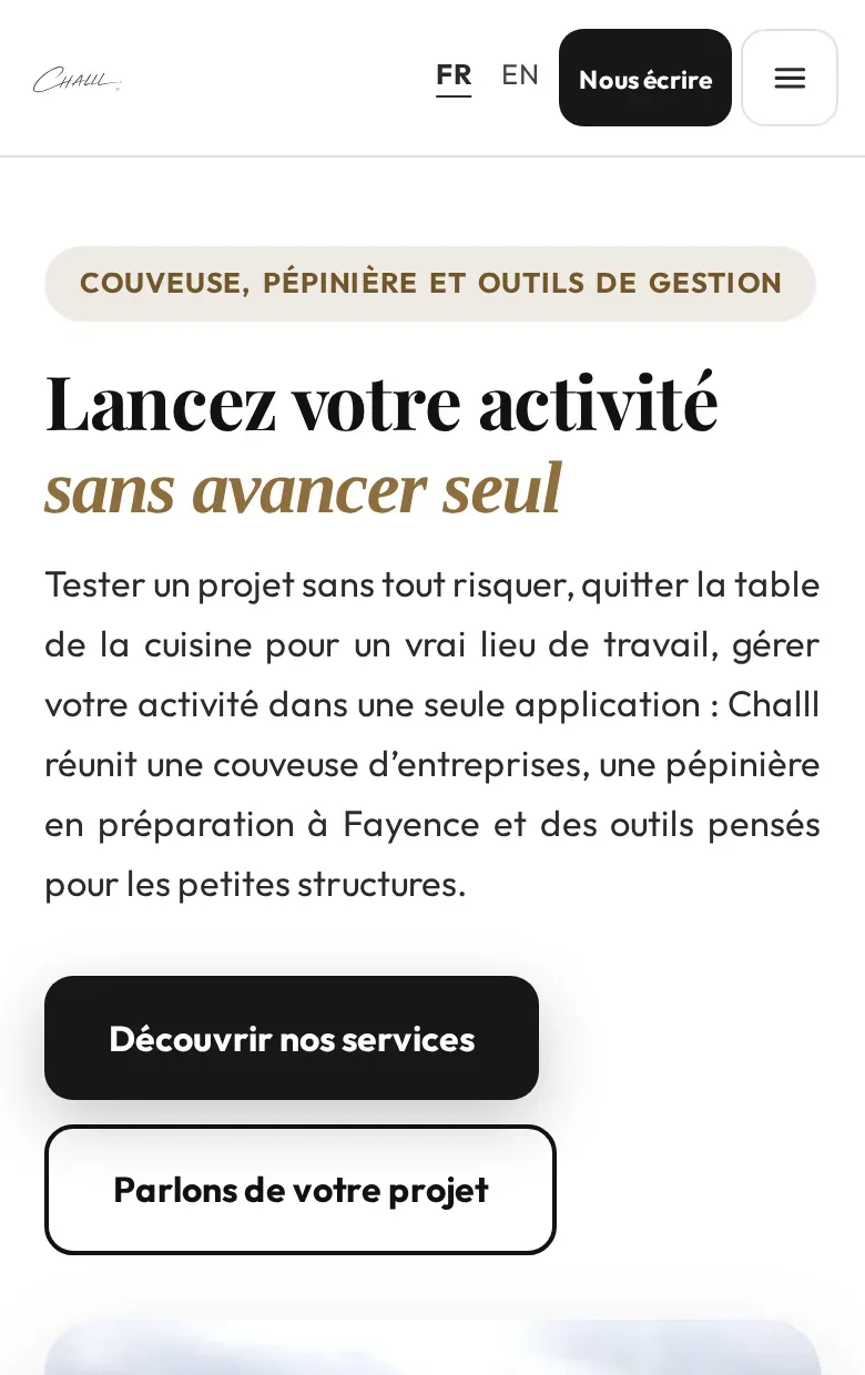 Page d'accueil de challl.com sur téléphone : titre « Lancez votre activité sans avancer seul », photo des toits du Pays de Fayence.