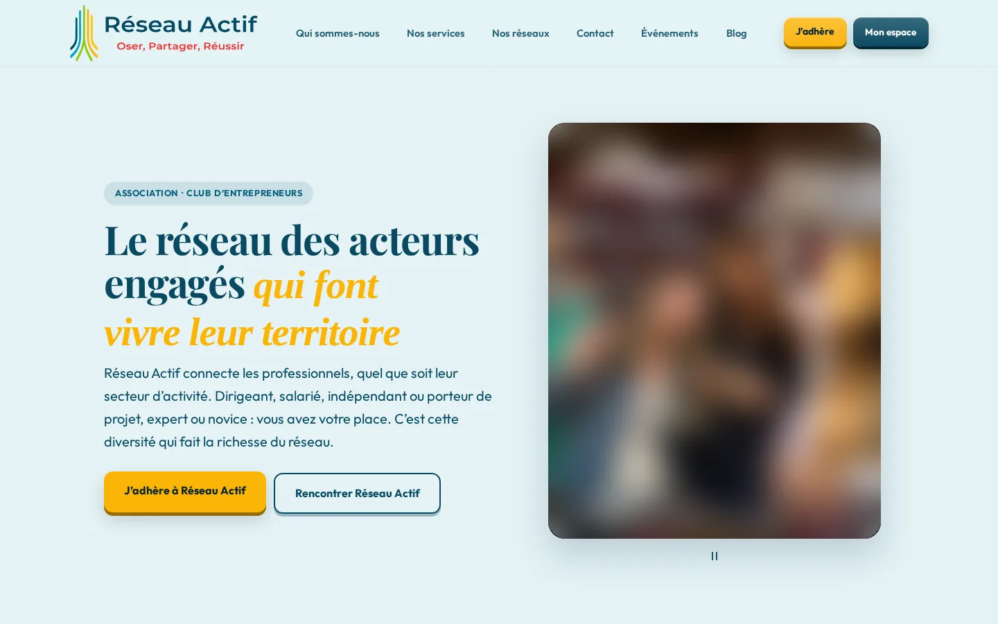 Page d'accueil de reseauactif.fr sur ordinateur : titre « Le réseau des acteurs engagés qui font vivre leur territoire » ; la photo est floutée.